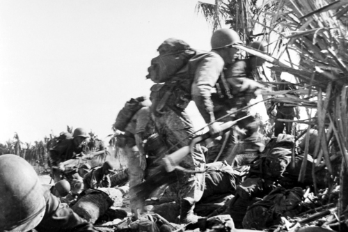 Marines sur l'île de Biak en 1944