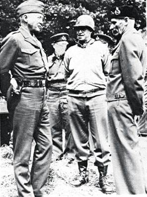 Patton (à gauche) s'entretient avec Bradley (au centre) et Montgomery (à droite)